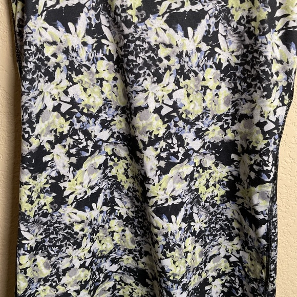 Lululemon Womens 6 Floral Athletic Racerback Tank Top Yoga‎ Running Workout - Picture 3 of 4